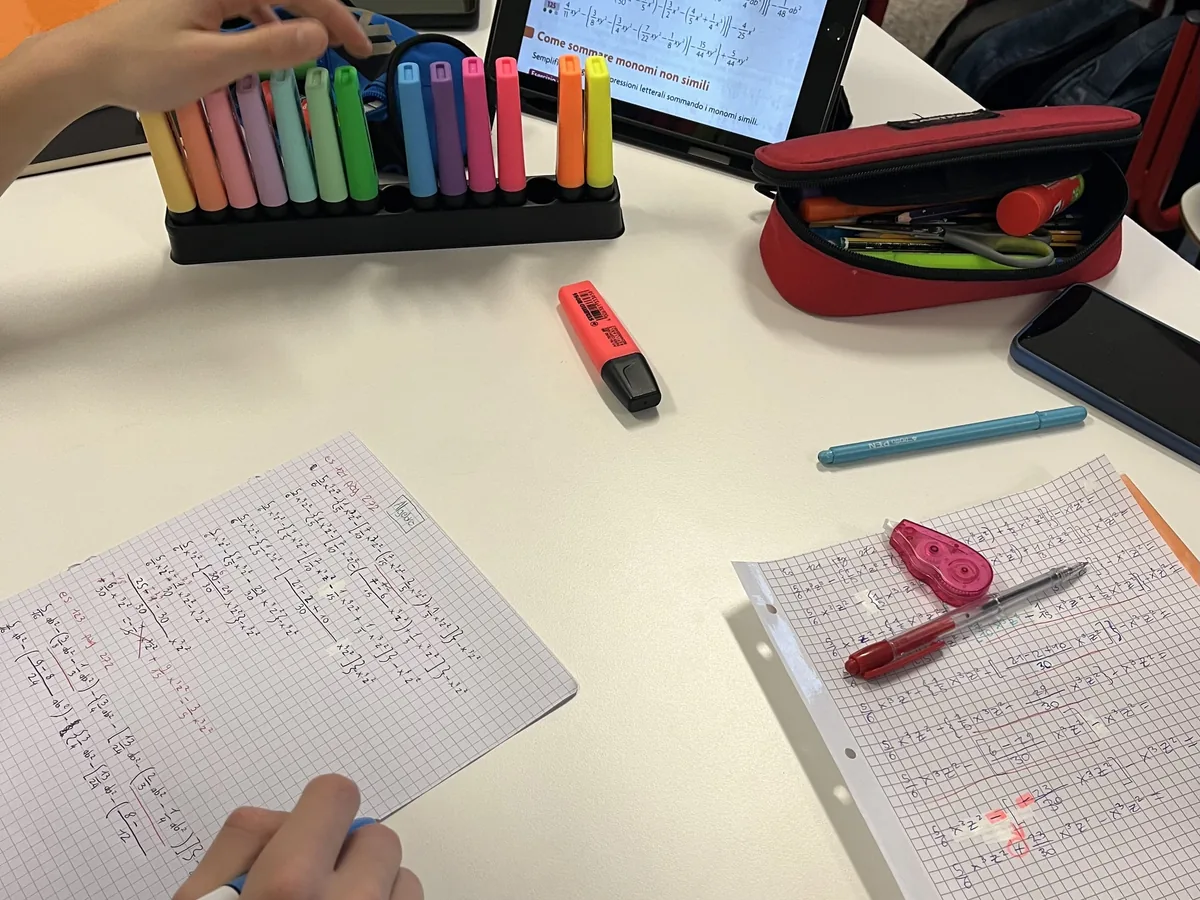Banco dell'aula studio con quaderno, tablet ed evidenziatori durante i compiti